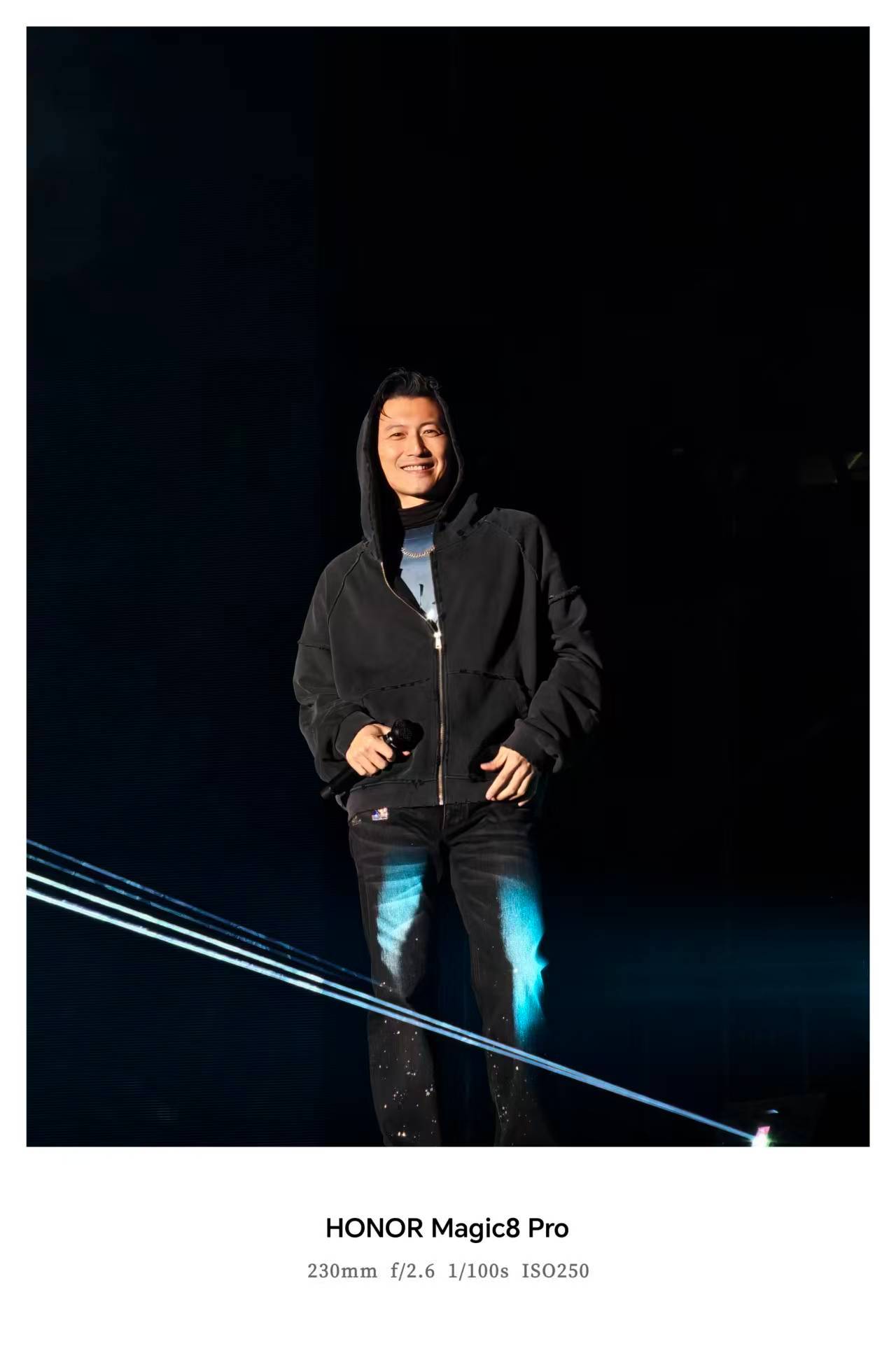 荣耀官宣谢霆锋成为「荣耀未来科技体验官」，不仅是品牌与艺人的跨界合作，更是“锋芒