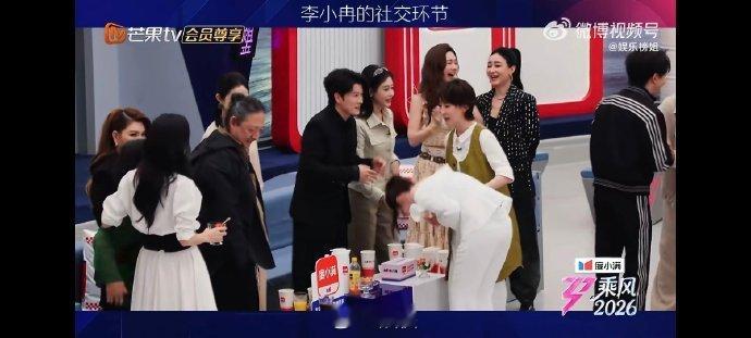 李小冉已经鞠了很多躬了乘风2026欢乐名场面不断，说错就鞠躬、慌乱又真诚，李小冉