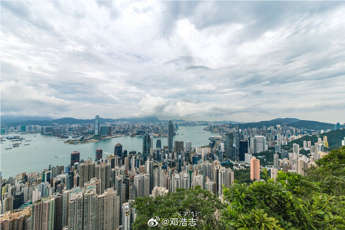 【香港楼价：呎价12.4万，创今年一手新高】长江实业香港半山应天项目顶层大宅以3