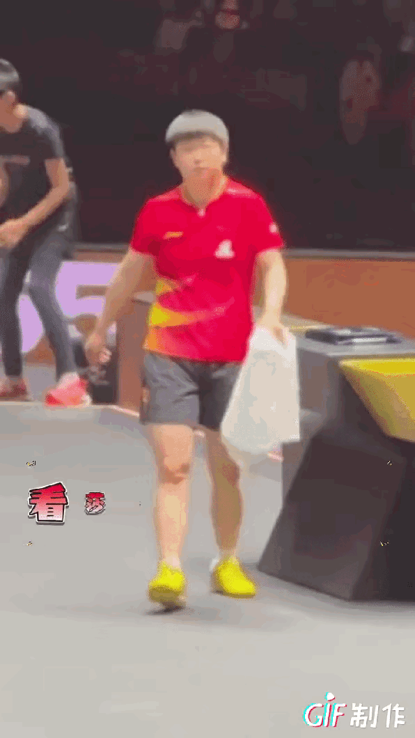 坏了，莎莎摔的很重！

我感觉已经影响比赛了。
​孙颖莎真是小倔种！
明明打王艺