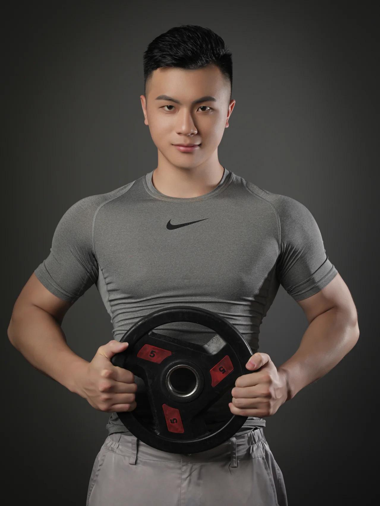 媳妇对我可以说是一毛不拔，
工资卡也在她那保管着，
每个月就给我三百块钱零花钱！