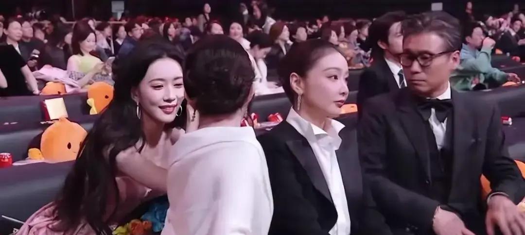 孟子义给白鹿包下1314场，我才顿悟，成年人的友谊，根本不是牵手和摸下巴。
你看