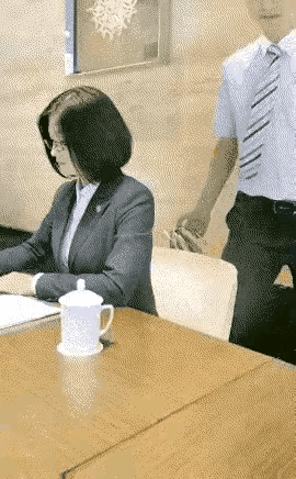 侧身添水，规范操作，不仅仅是为了美观，也是为了避免烫伤领导，保证她们的安全。
