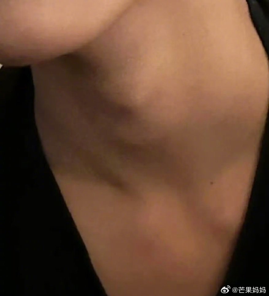 王橹杰又画了小咴 好萌一小男孩儿还会画上锁骨痣，你也很为自己的痣着迷吧！ 