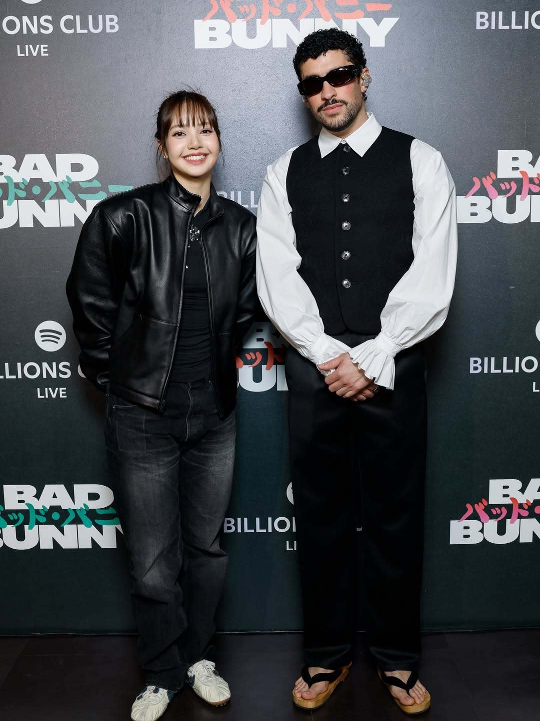 Lisa和Bad Bunny合影📸笑容好可爱啊~😚 