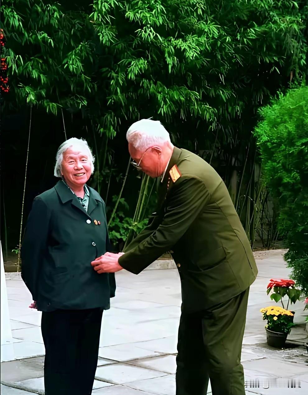 1988年，刚刚获得上将军衔的国防大学校长张震，与夫人马龄松同志的珍贵留影瞬间。