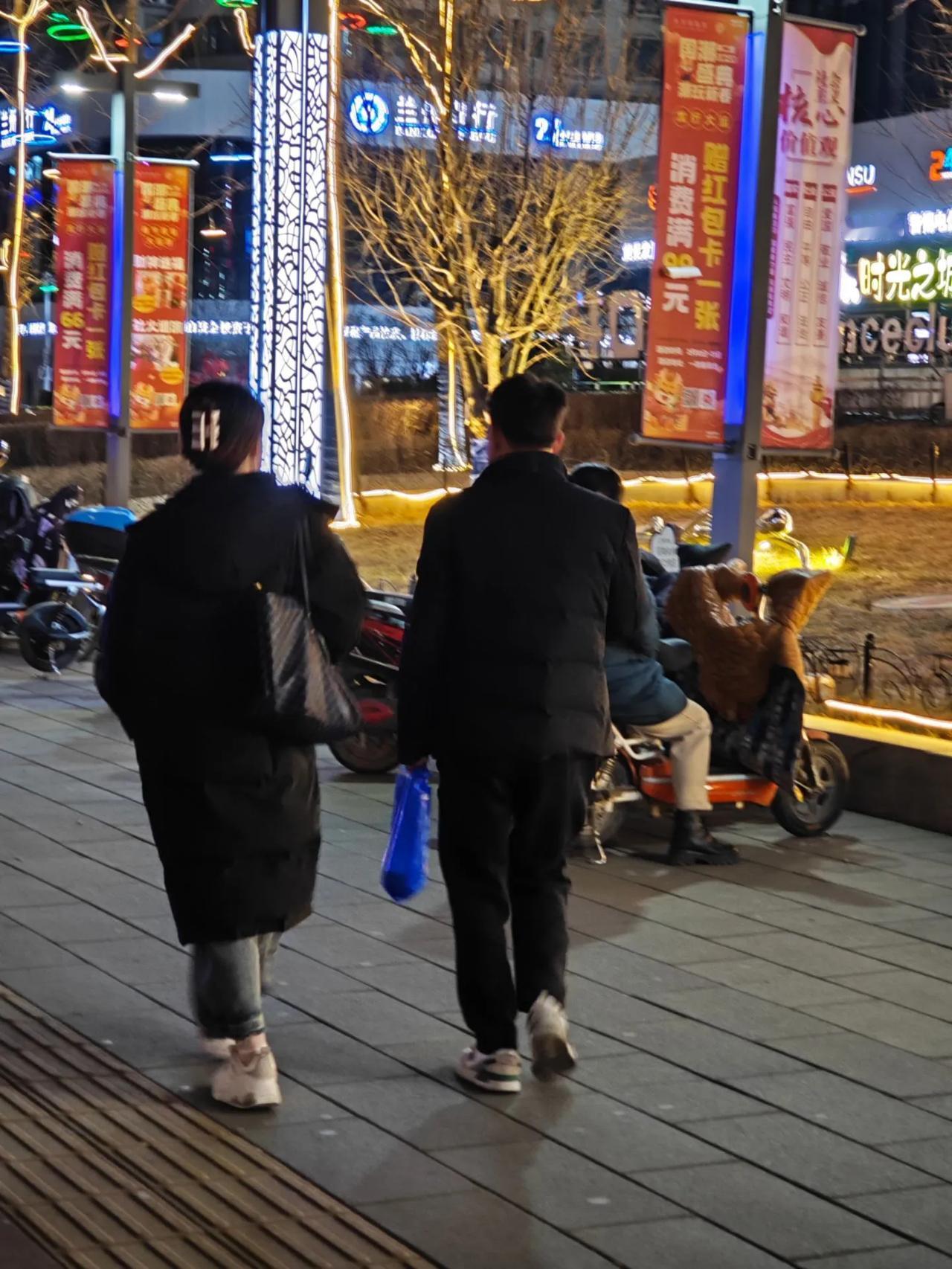 因为回家打开冰箱，发现没给我留饭，我愤怒地摔了东西然后大喊：“这种破日子我受够了