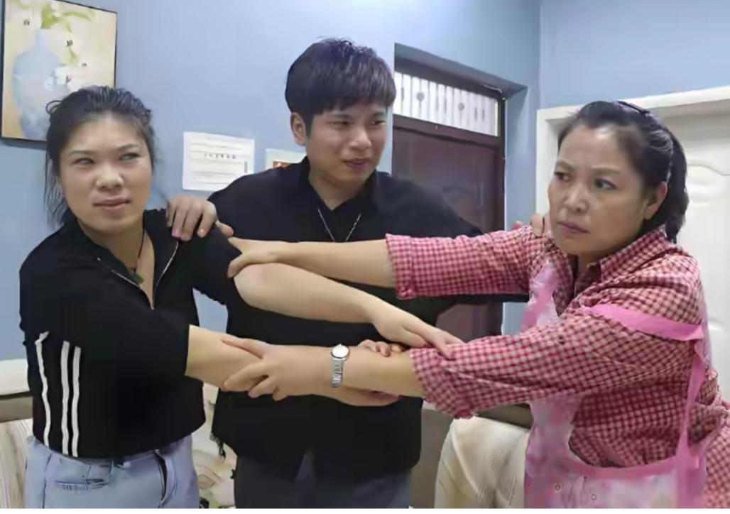 老公再次将工资全交婆婆，我沉默出差三月，15天50多通电话是诀别

看着手机银行