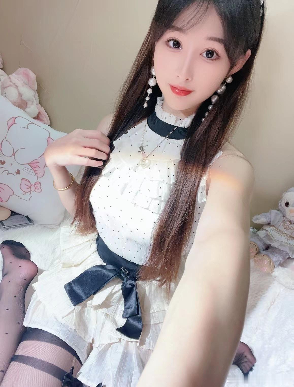 讨厌自己圆圆的脸蛋直到你说好可爱  ​​​