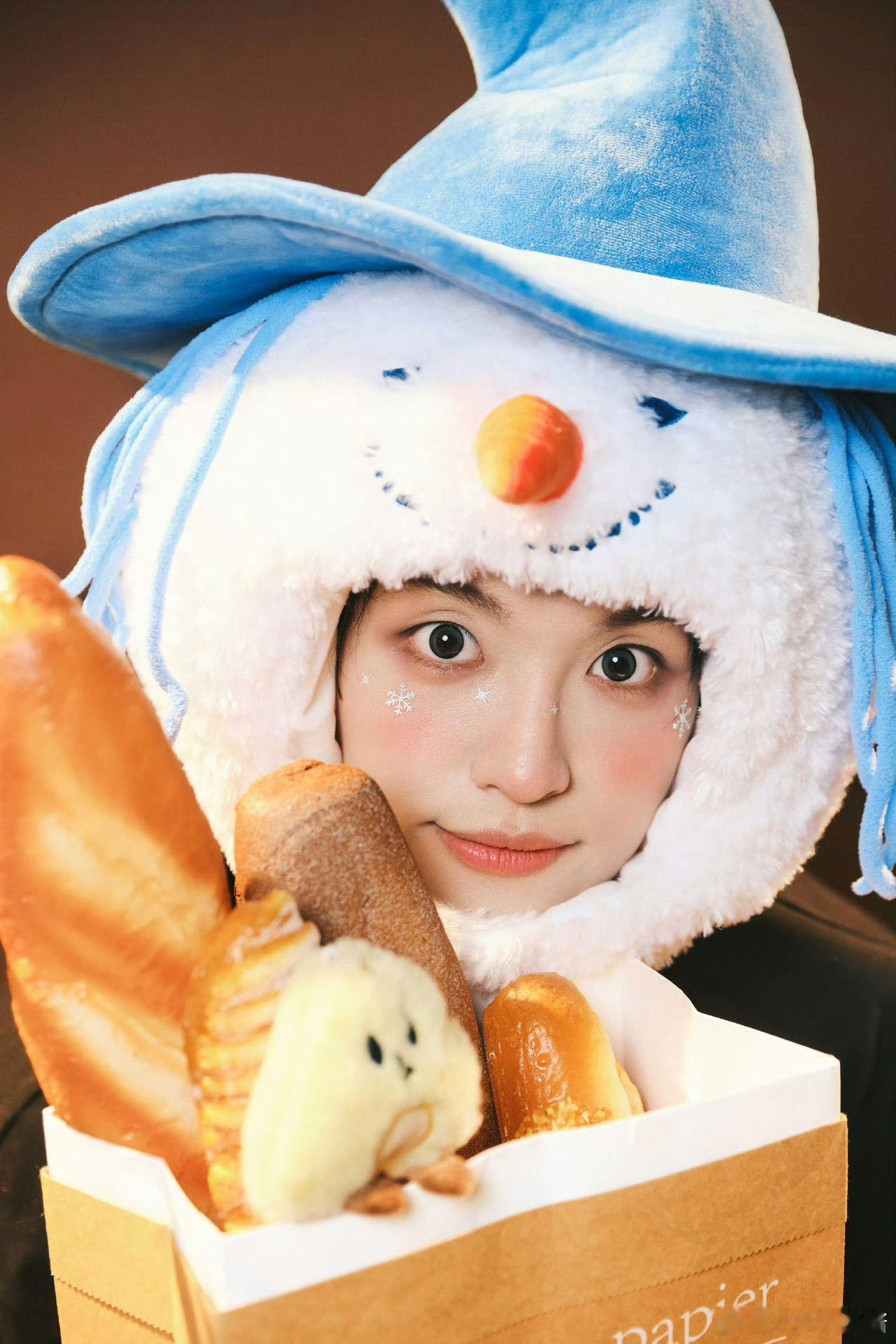 笑不活了！黄子弘凡的接梗能力堪称天花板！粉丝的灵魂发问，他一句 “找不到弘凡找黄