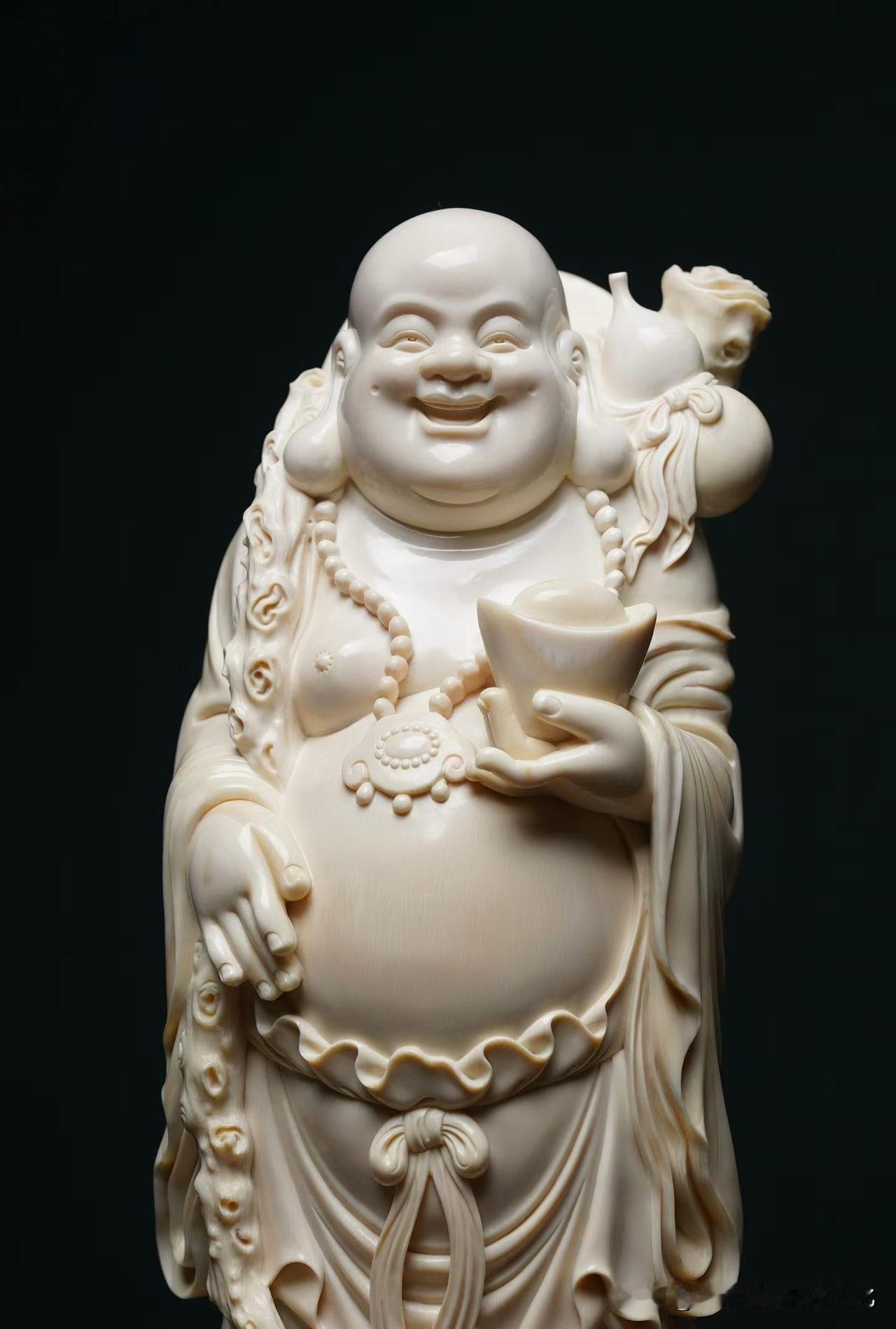 一尊弥勒，一身从容，笑纳世间万般温柔🌿

质地温润如玉，肌理细腻柔和，经匠人细