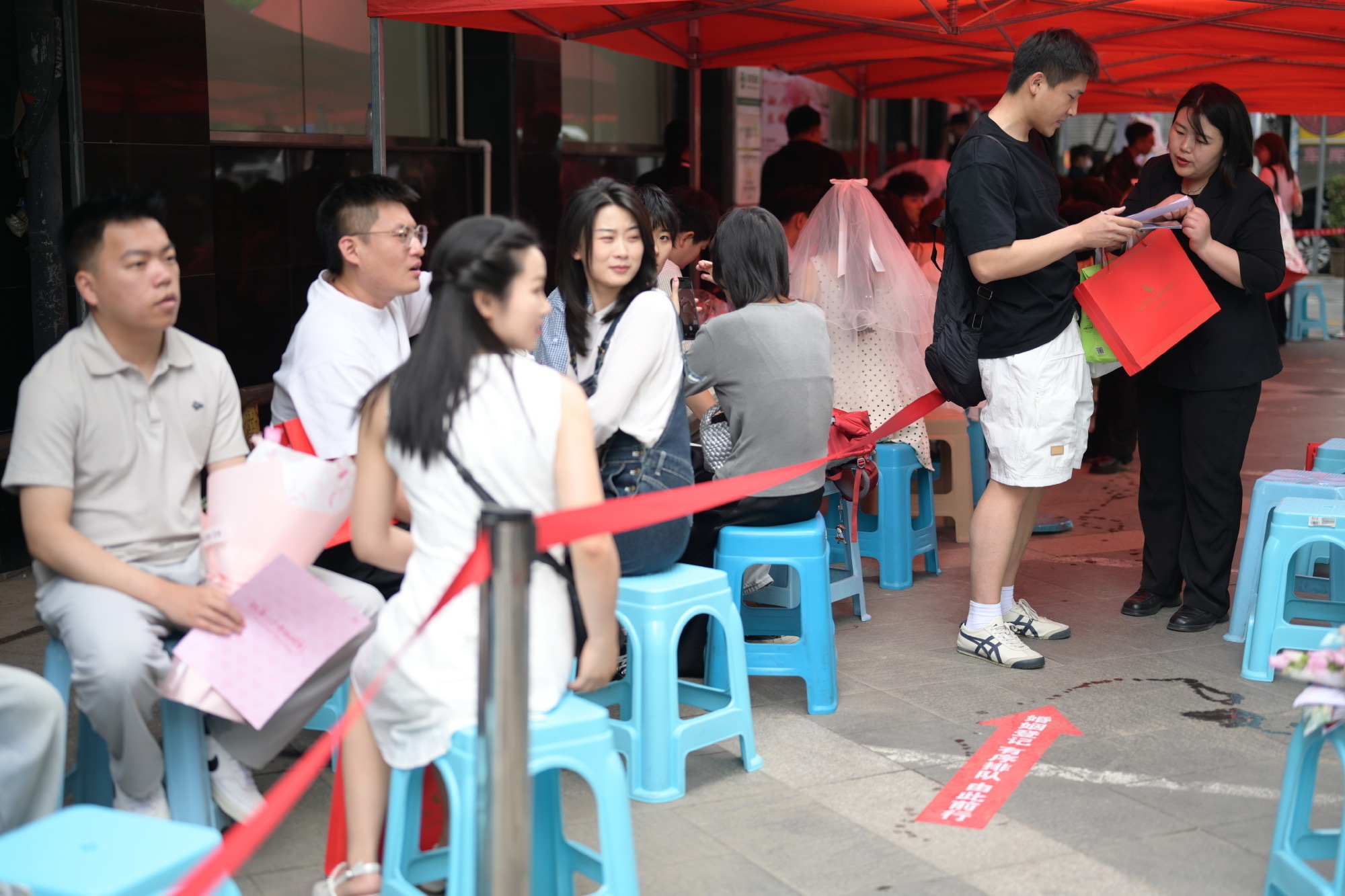在北京民政局门口感受520氛围感 现在的年轻人领证都这么有想法了吗，西城民政局门