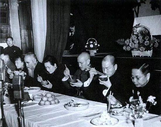 1934年初春的一个清晨，南昌街头，蒋介石的座车疾驰而过。透过车窗，他看见一个十