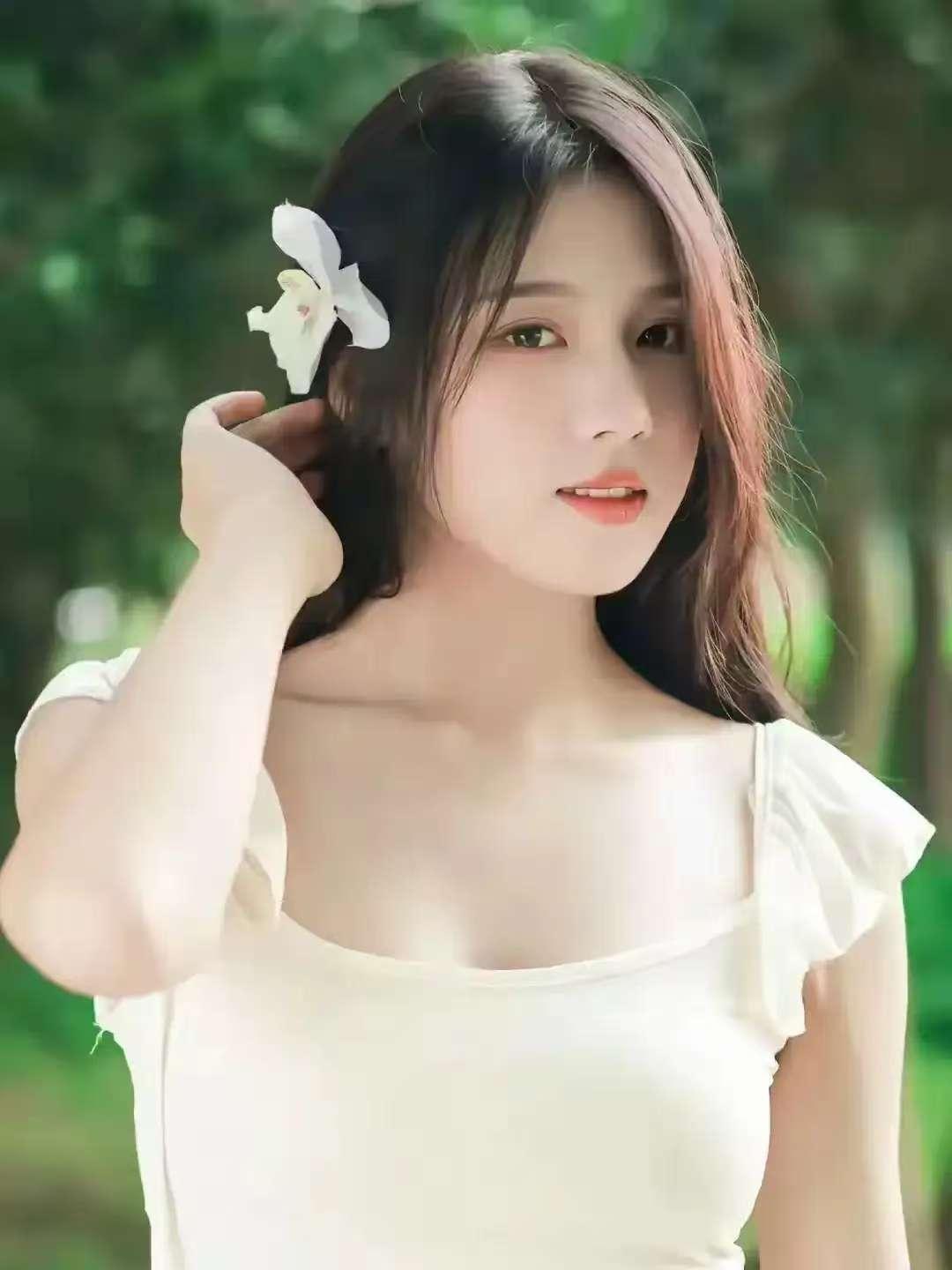 夏日清新少女，白衣飘飘，花海中漫步🍀🌺🌹