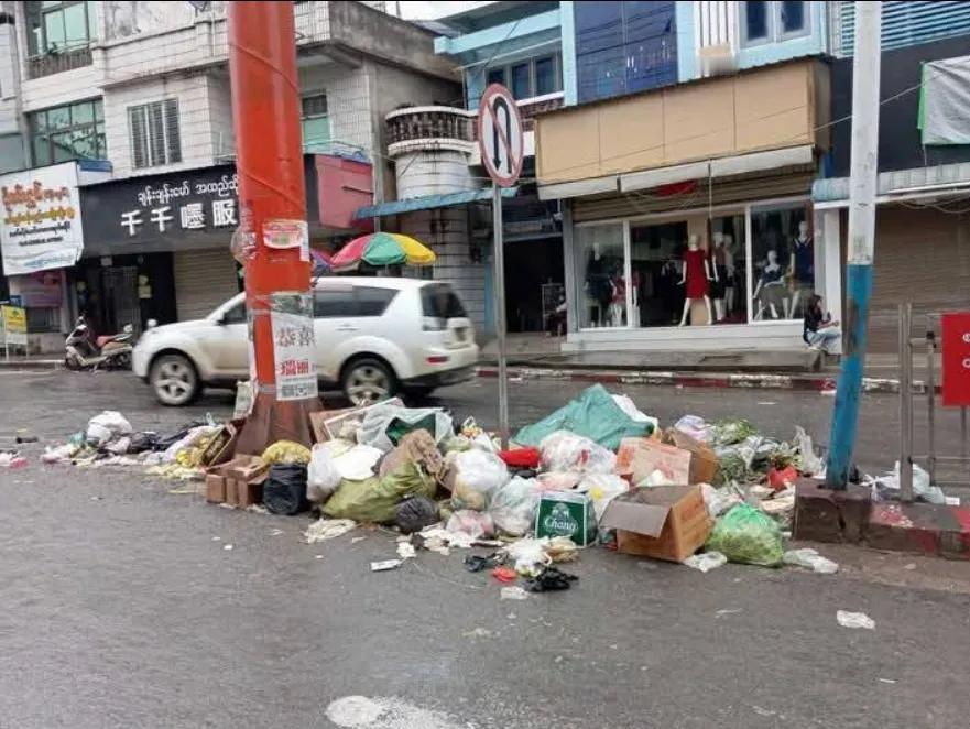 近日，缅北木姐市，在甘果红绿灯处乱扔垃圾的人被逮捕。据了解，未在规定地点扔垃圾的