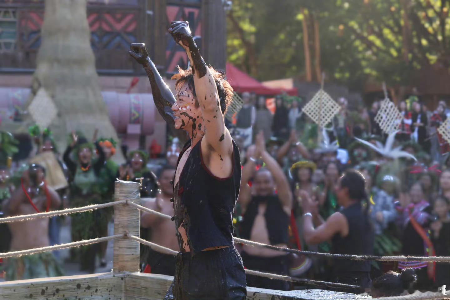 邓超晒腹肌    邓超泥潭洗澡 邓超五哈泥潭摔跤变洗澡了！！哈哈哈哈哈超哥就这么