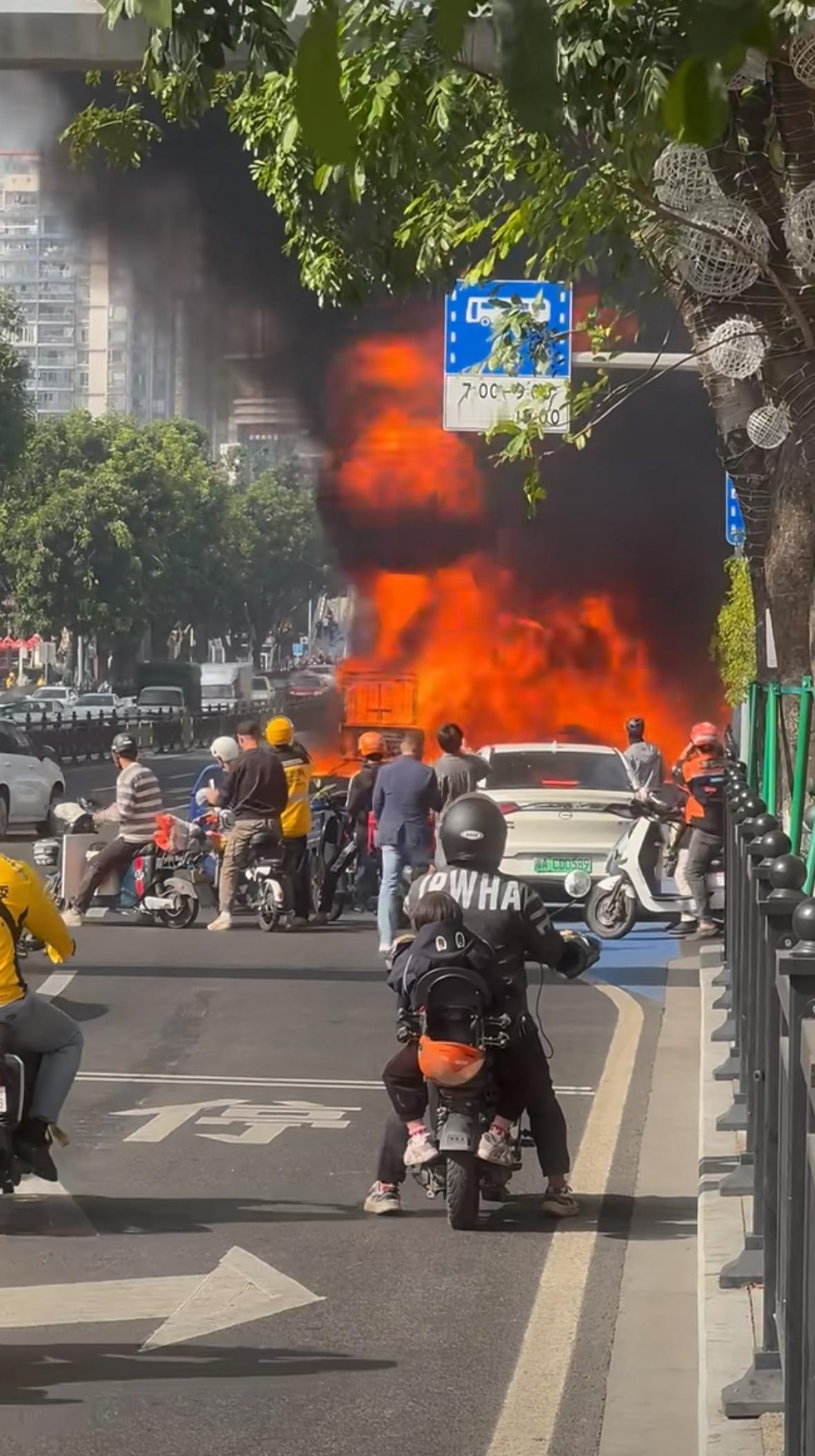 广州沙园地铁站附近爆炸起火了！天干物燥小心火烛！小货车漏油自燃了 