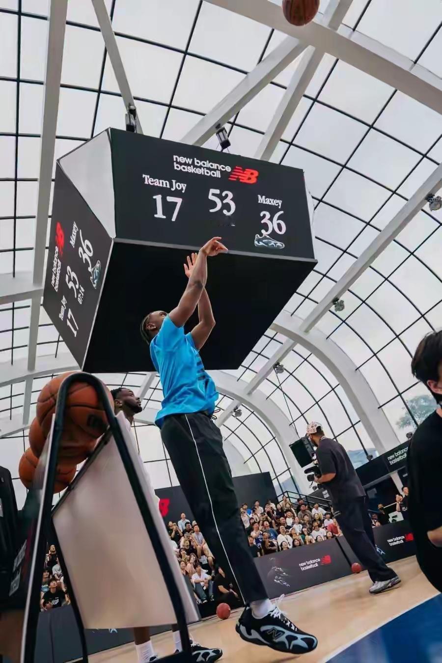 NBA球星马克西完成首次中国行NBA费城76人队后卫泰瑞斯·马克西完成了职业生涯