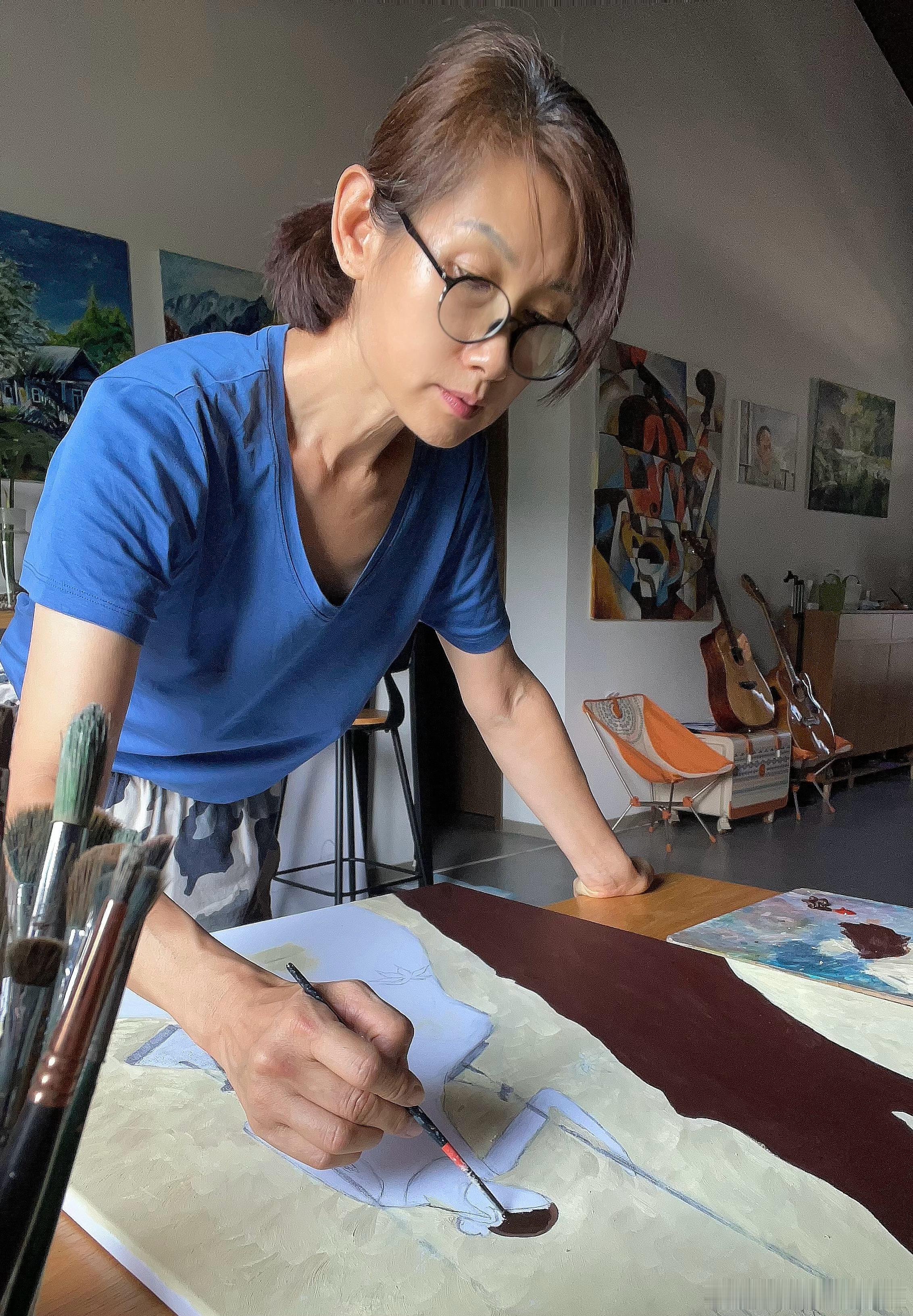 今天最高温度达到37摄氏度，索性静下心来画《闲日清欢》（八），流动的时间在画笔中