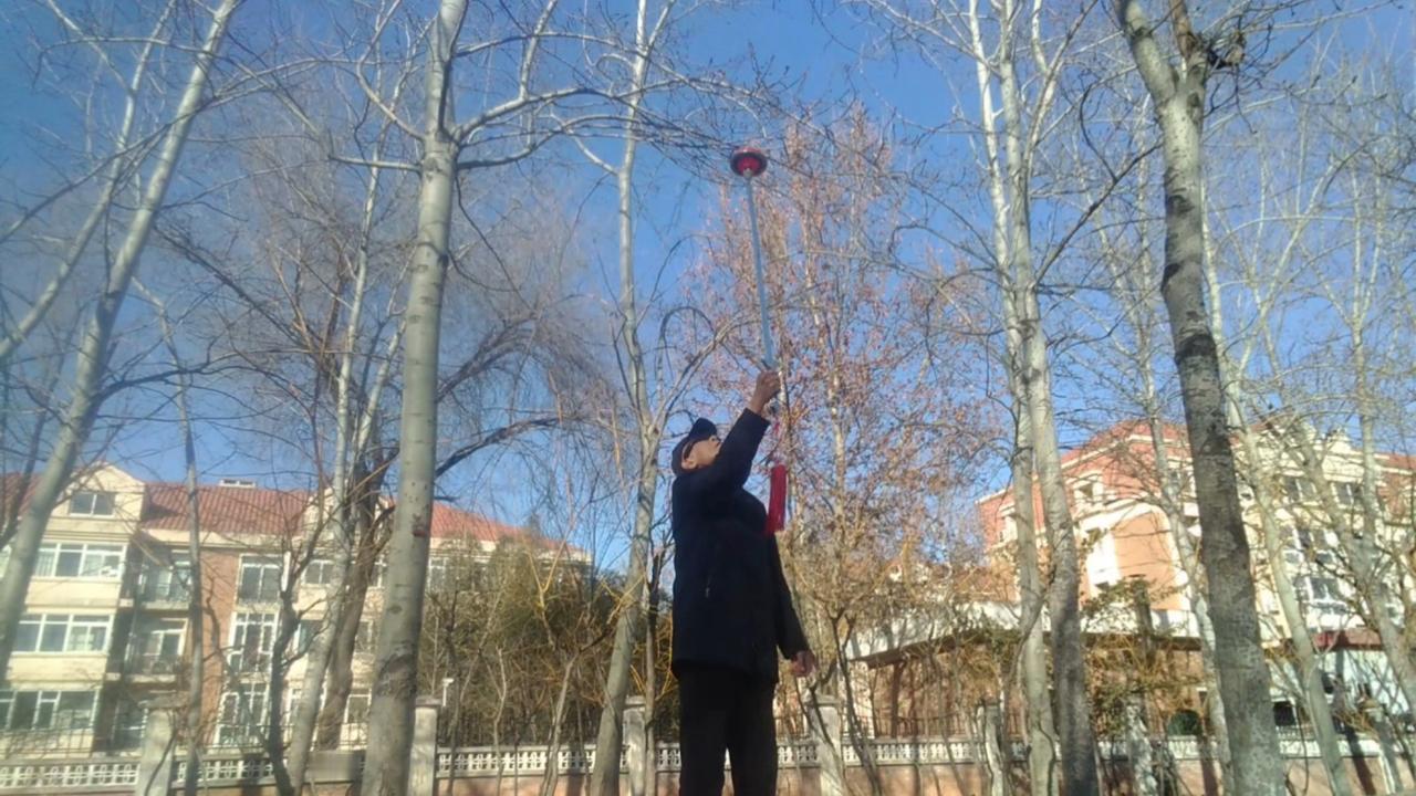 退休后学抖空竹，最头疼的就是杆子总断。试过钓鱼竿，没抖几下就“啪”断了，心疼又挫