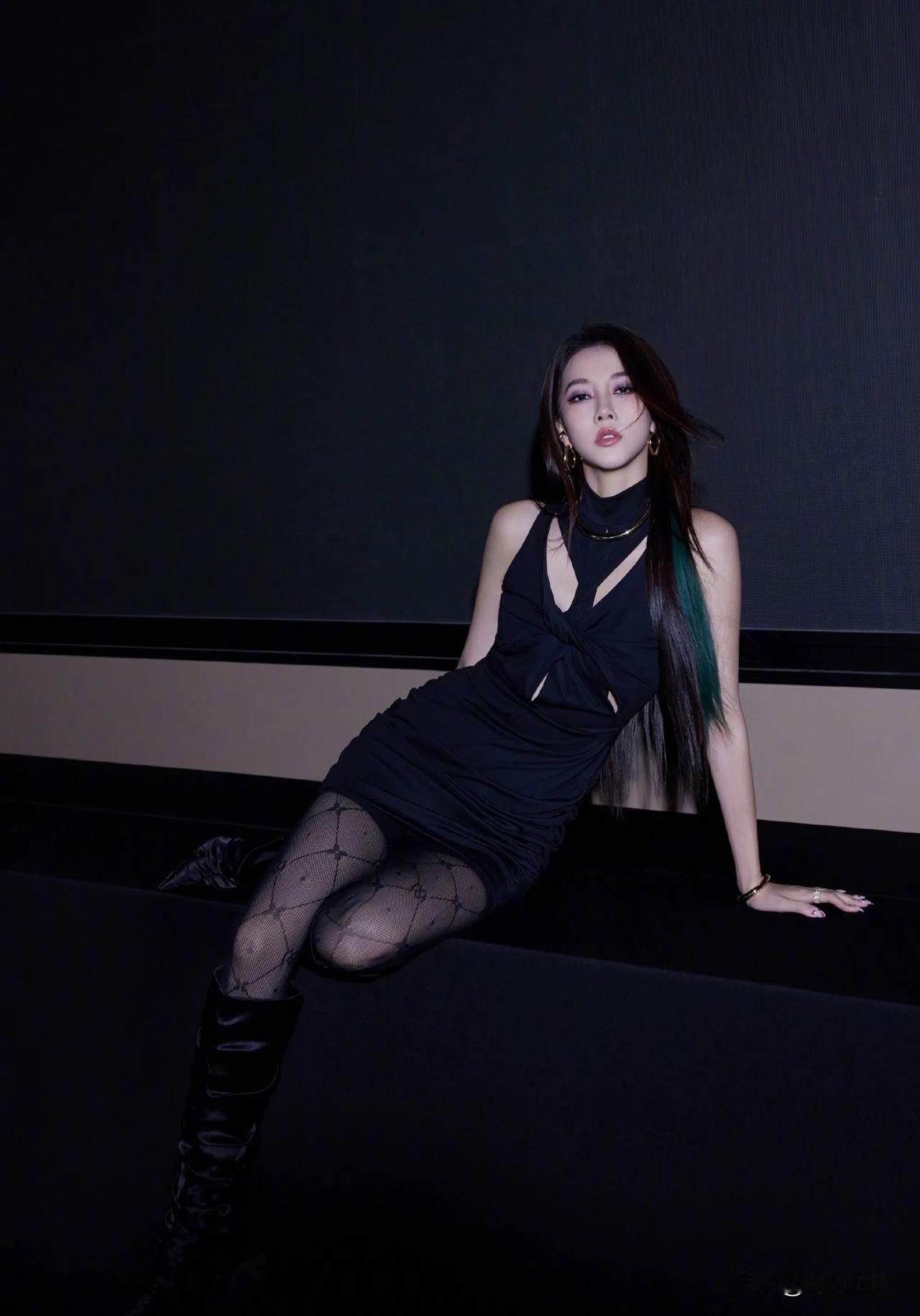 弦子的歌声很甜美，听起来犹如天籁之音。她的颜值也如此在线，照片中的她，长发飘飘，