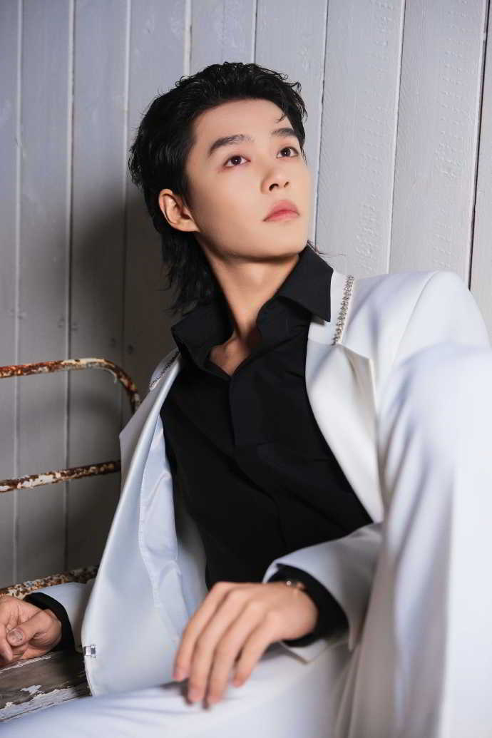 柯淳背头狼尾 长了一张非常适合演霸道总裁的脸，他演的《好一个乖乖女》现象级爆款短