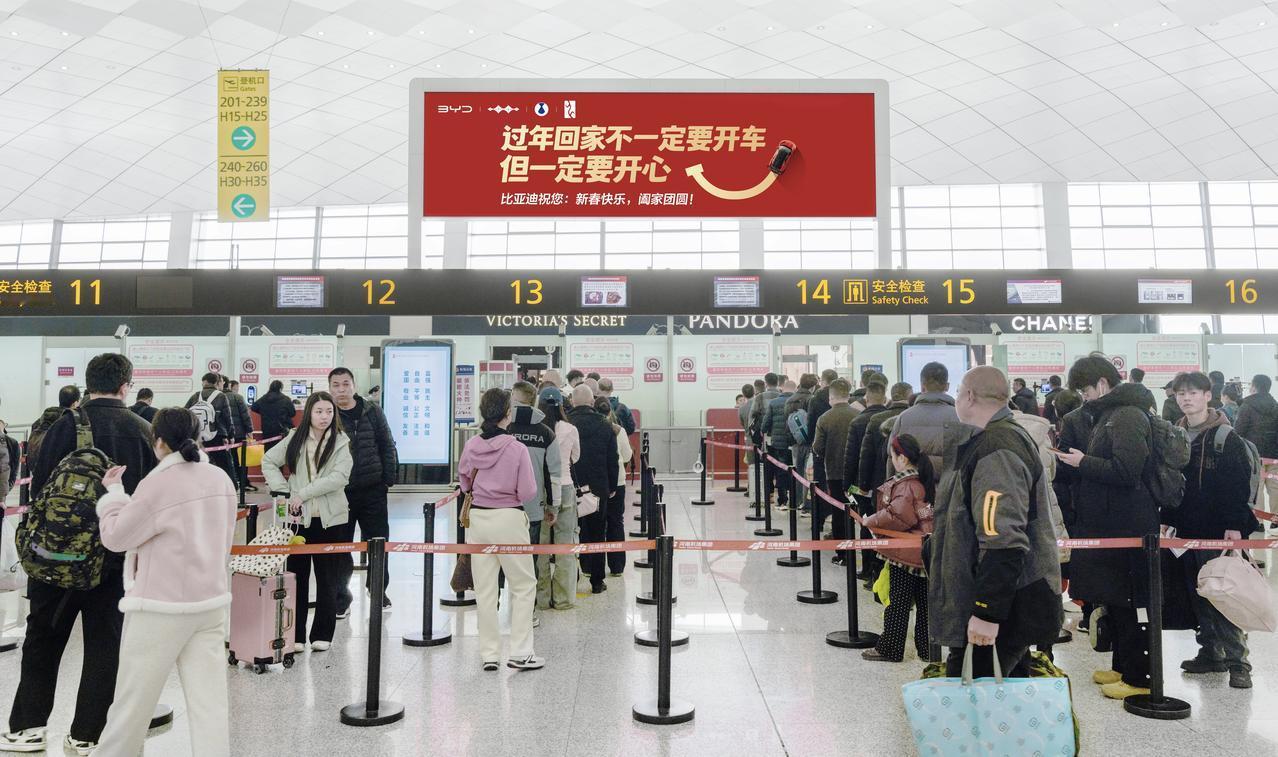 比亚迪的格局又出来了，一般厂商真不敢这么玩，花这么多钱搞投放，只是为了给大家送祝