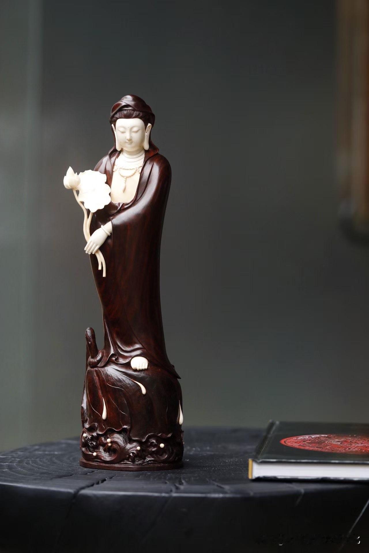 小叶紫檀×猛犸持莲观音｜于器物之美，安放日常浮躁✨

快节奏的生活里，总需要一件