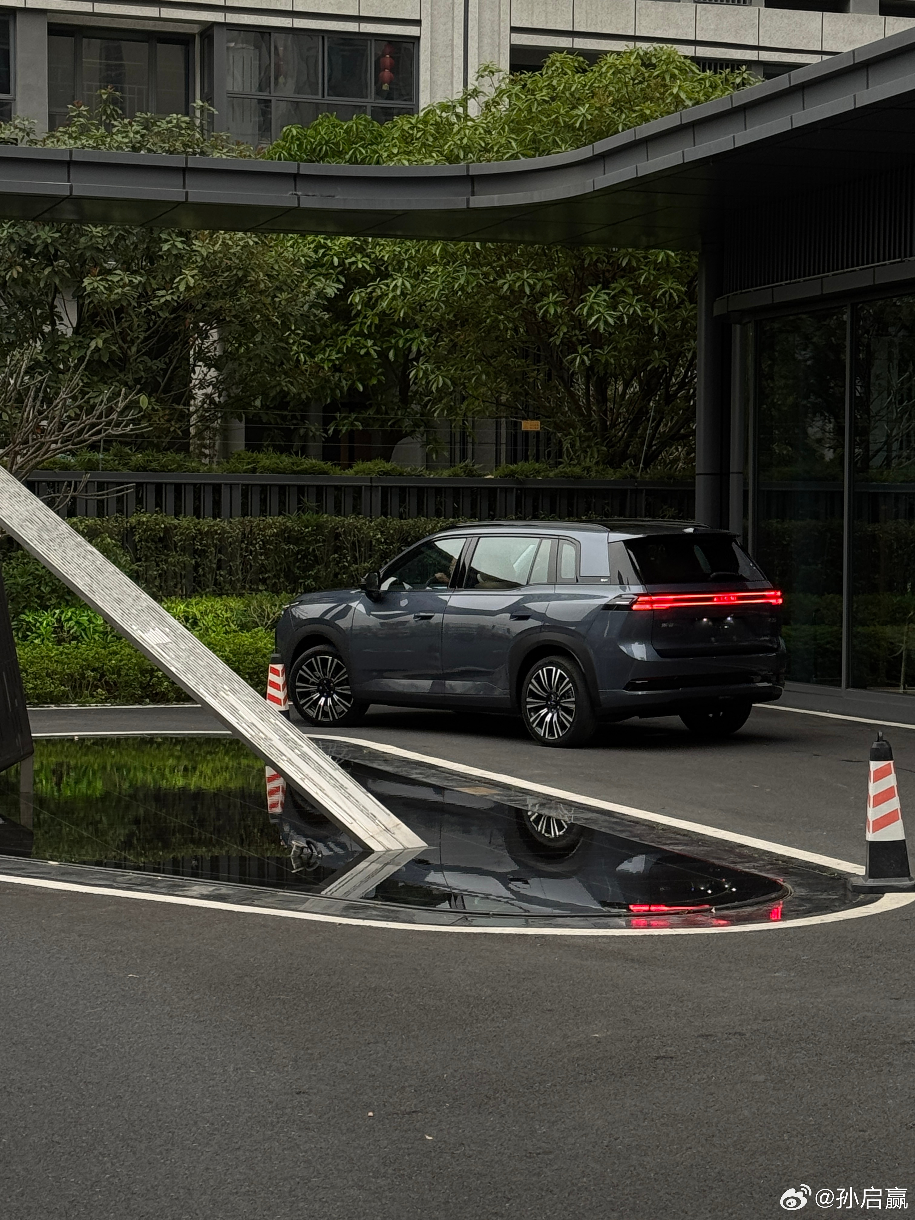 AION i60在网上没什么声量，但是实车看着真不错，体量感很大，质感很棒。大空