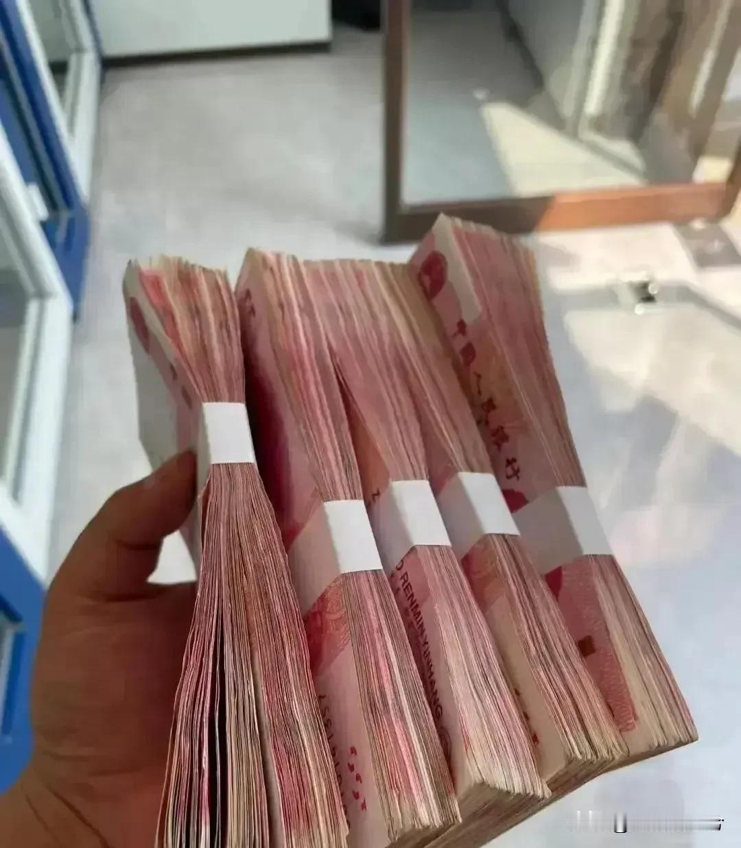 如今银行的利率低得让人咋舌。

今日上午，我满怀期待地走进银行，打算存入 10万