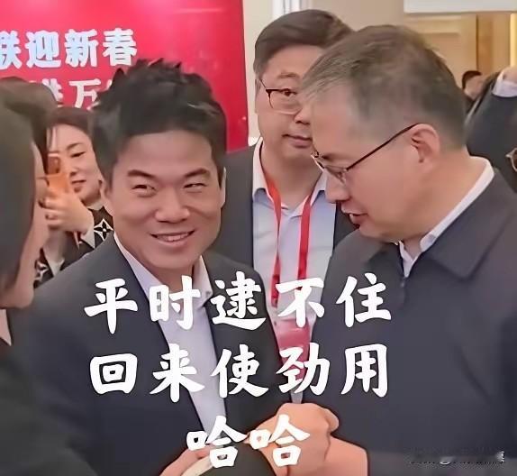 北京日报的镜头前，
他是侃侃而谈的读书人；
团拜会的舞台上，他是控场的主持人；渭