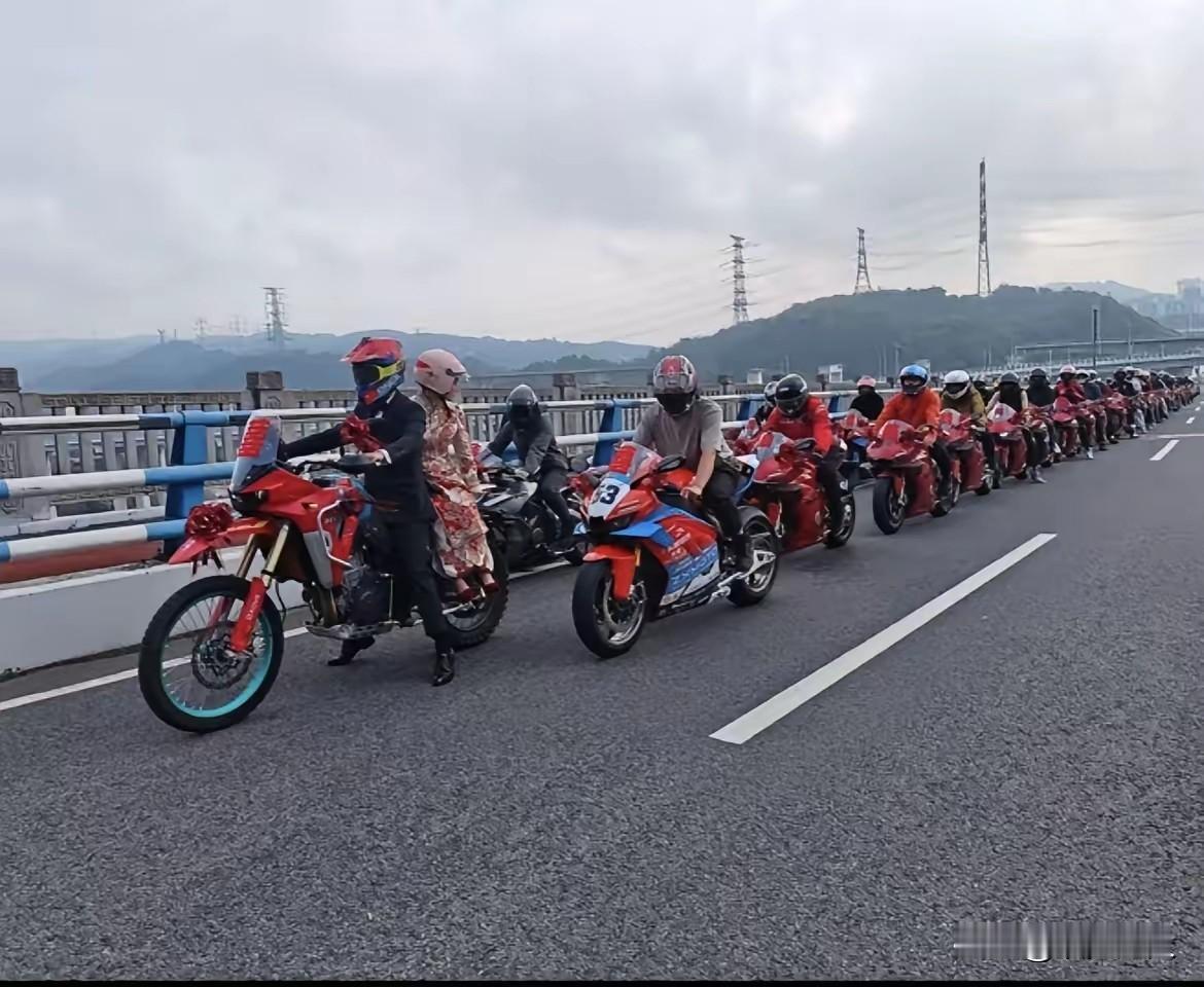 10月6号重庆这场婚礼火了，接亲车队一出来，整个摩托圈都议论开了。

没有一辆豪