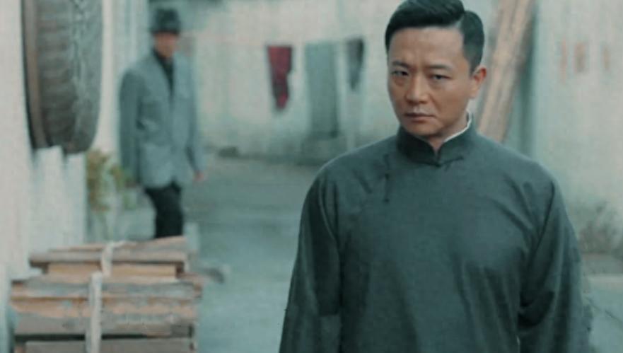 解放前一地下党员遭特务跟踪，身旁富商突然起身埋怨：你为何这么晚才出现？
1945