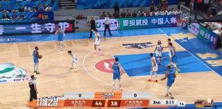 太离谱了，你也被王哲林传染了？
周琦连续补篮三次都没进，画面真辣眼睛啊！
今晚北