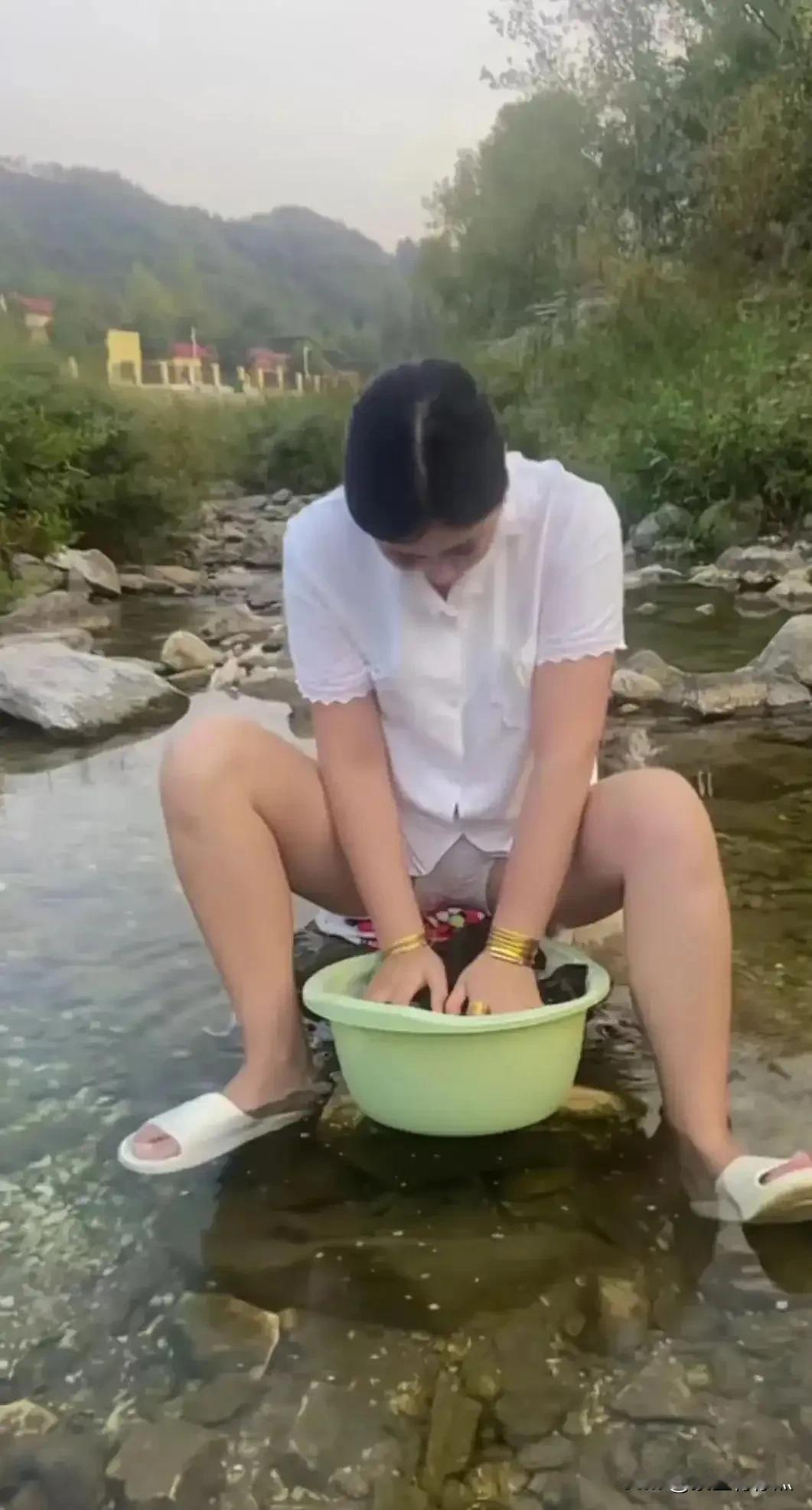 在山沟沟洗衣服，是一种别样的体验。清澈的溪水潺潺流淌，带着大自然的气息。蹲在溪边