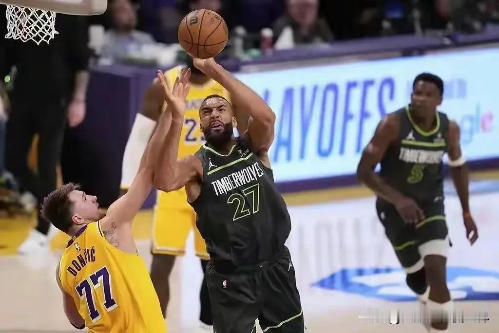 北京时间5月1日NBA森林狼队客场103：96力克湖人队，他们季后赛首轮系列赛4