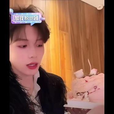 四万人打出了八万的气势。
这话是旭旭宝宝说的。
他停了几秒看后台数据，然后笑着评