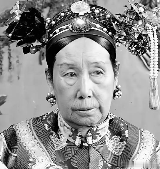 历史 1900 年，慈禧逃至泾阳，周莹慷慨掏出十万两白银救急。太后得知她已守寡 