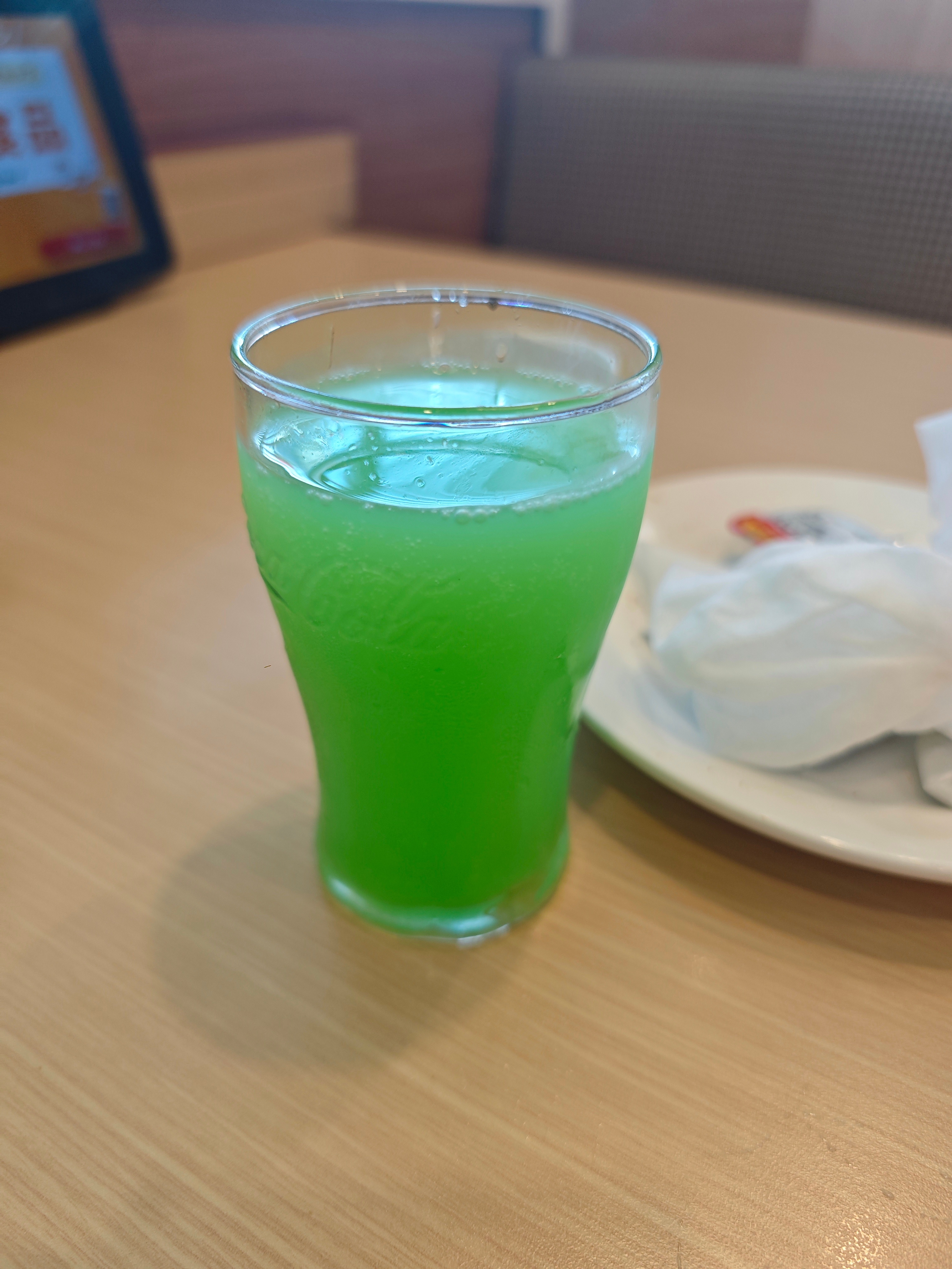 我制作了可尔必思混蜜瓜苏打的混合物 