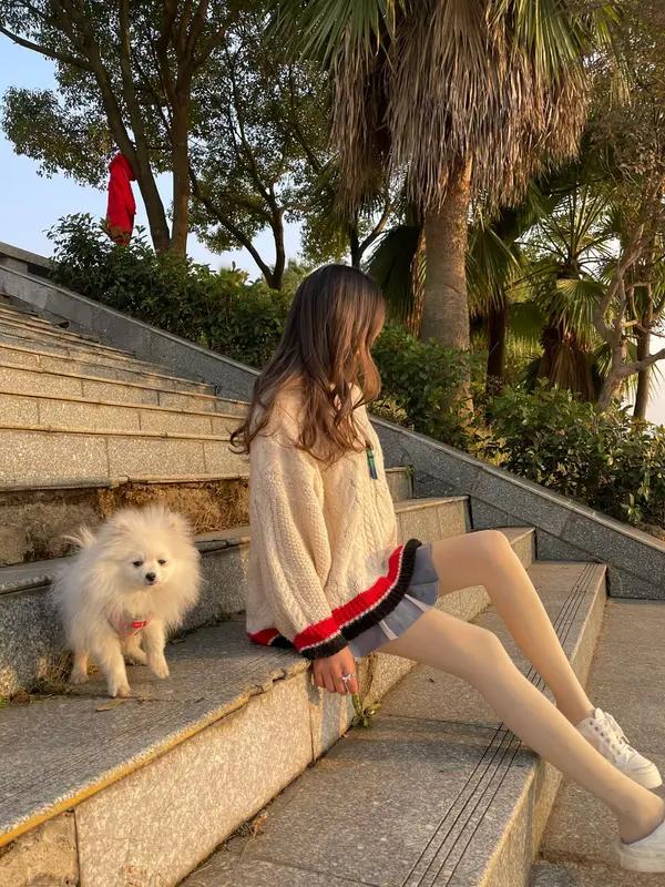有一次去发小家串门，恰巧他不在家，但他刚结交的女朋友在。聊天的时候，我注意到这女