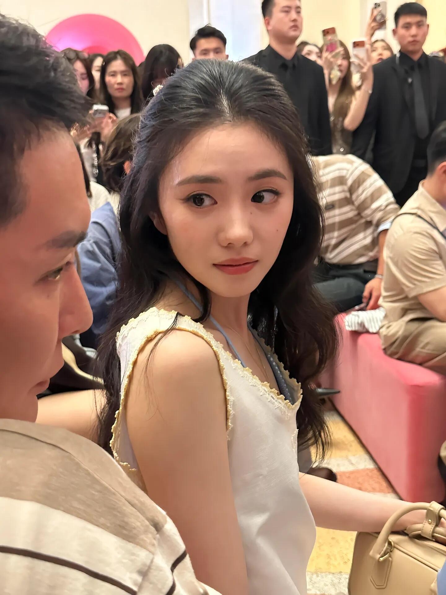 这就是明星和普通人的区别吧展示天资。这么近的怼脸拍依旧这么完美 