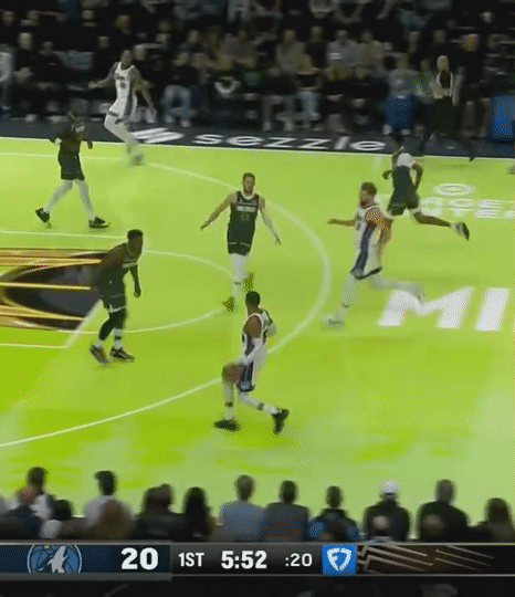 本赛季拉塞尔威斯布鲁克多次给萨博尼斯喂球，他们两个配合其实非常好。有种卡尔马龙和