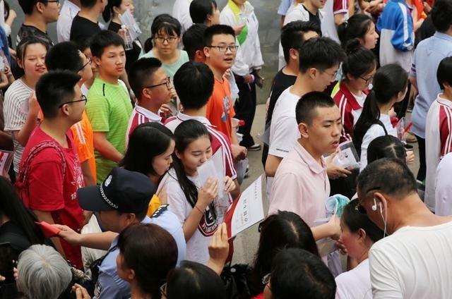 最牛“偏科生”杜悦杨：高考数学仅考37分，总分却达到一本线
杜悦杨小时候学习还算