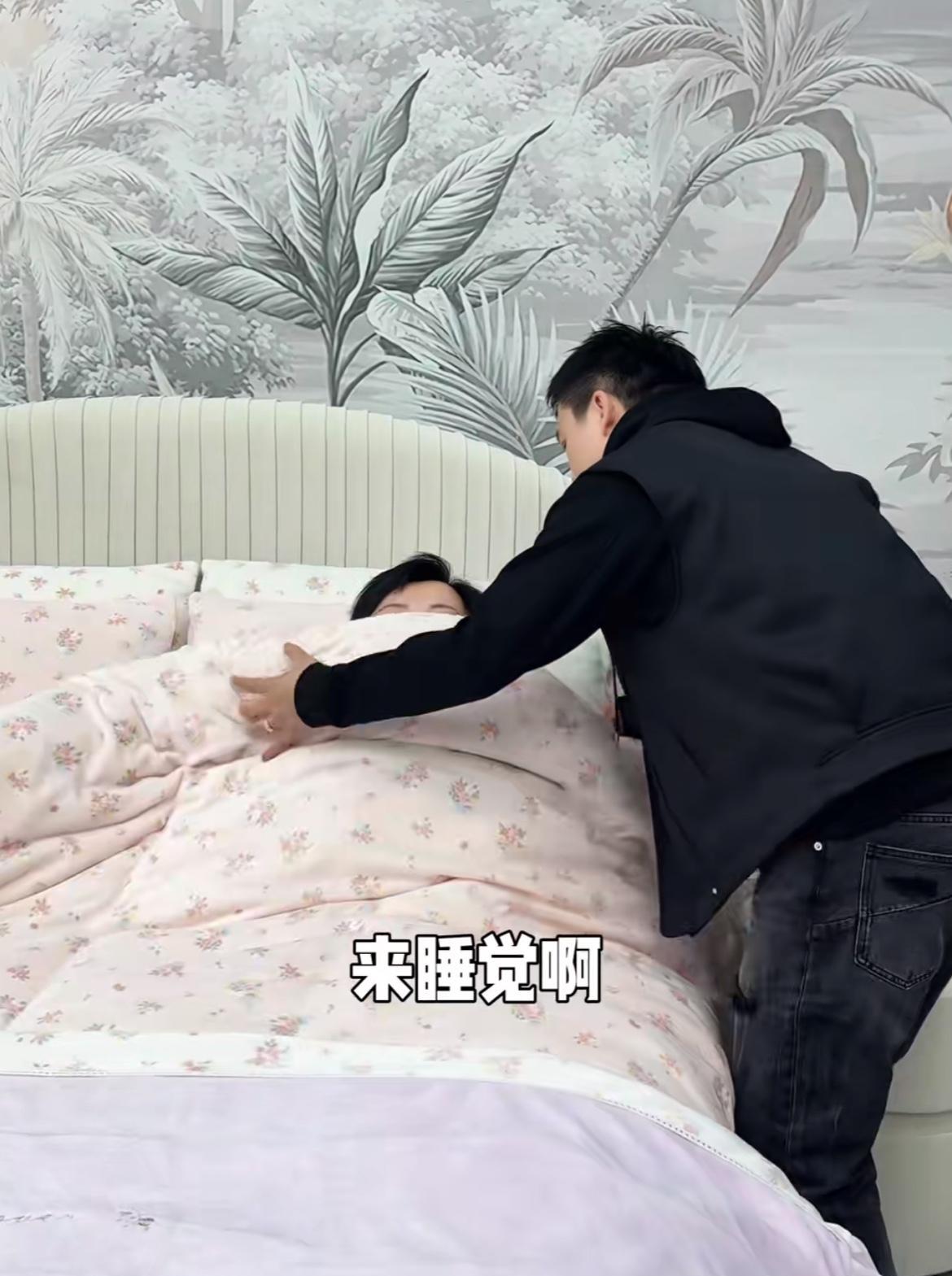 李喜梅和大双，不是演的，是过日子。
他给她夹菜，她怼他“胖成球”，他笑得跟傻子