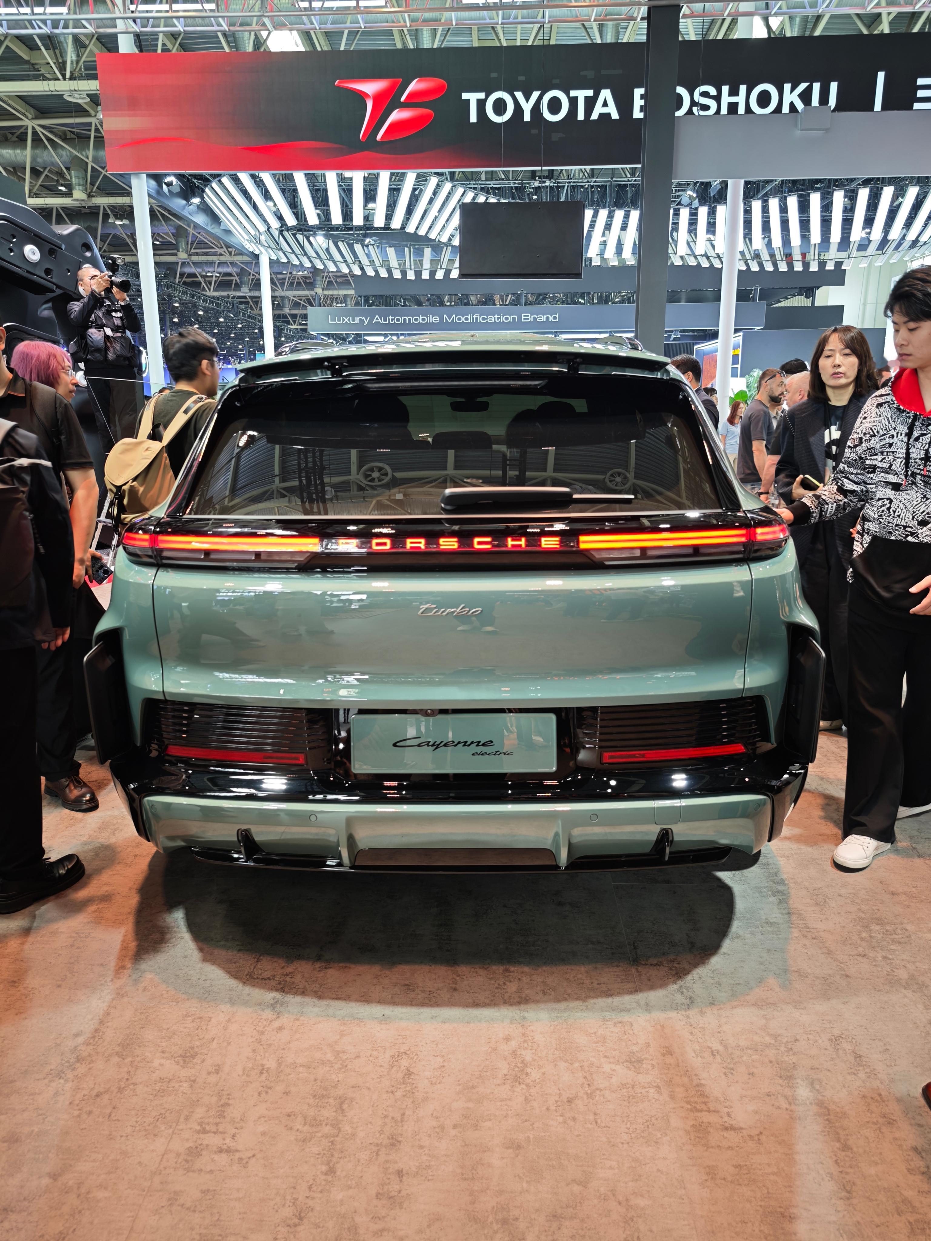 终于见到了保时捷纯电卡宴！很帅。感觉比油车卡宴还要帅气。后轮胎来到了惊人的325