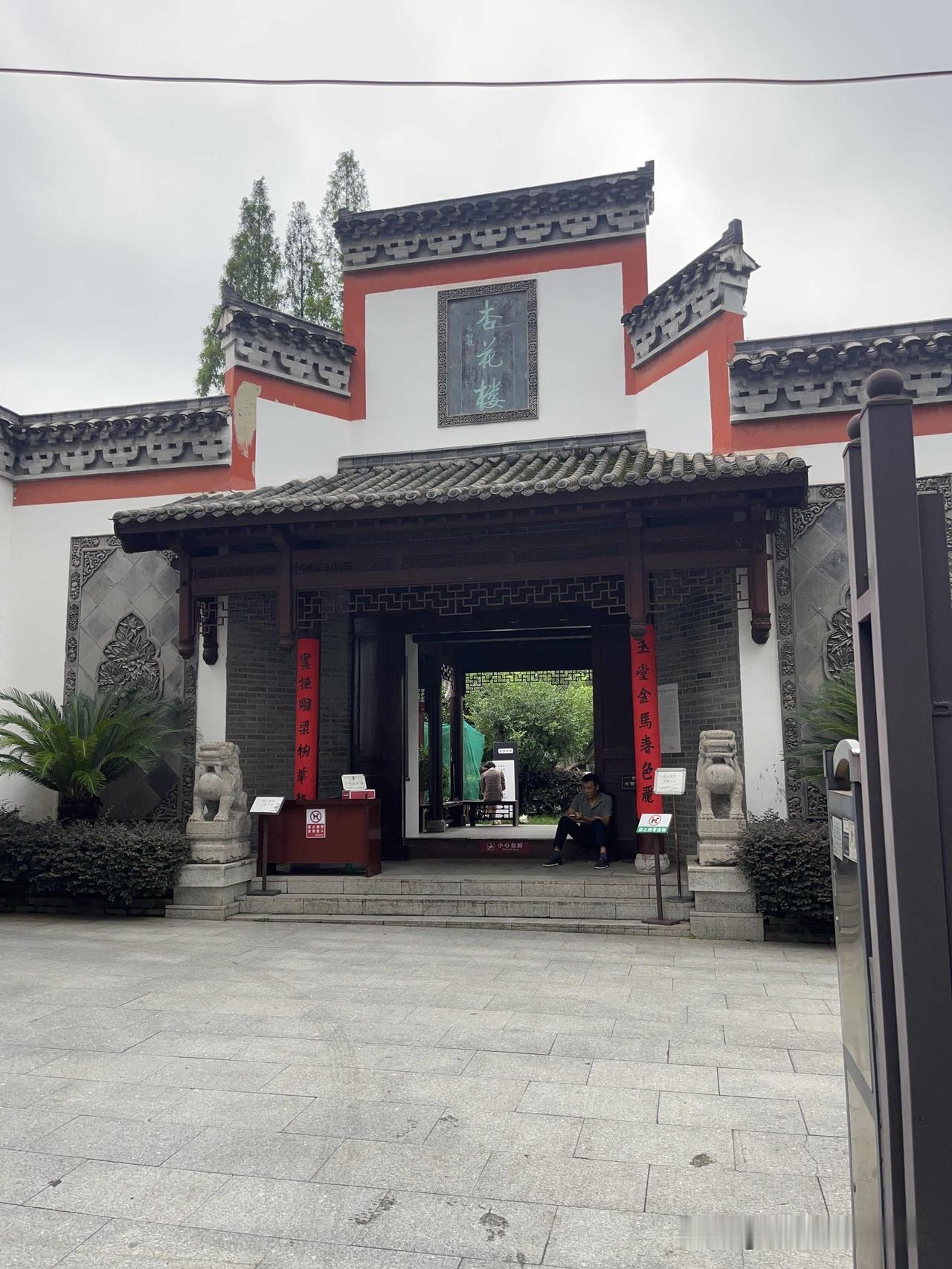 游一座城
吃一碗南昌粉，慢逛一座洪城城

人间烟火，最抚人心。南昌的浪漫，从来都