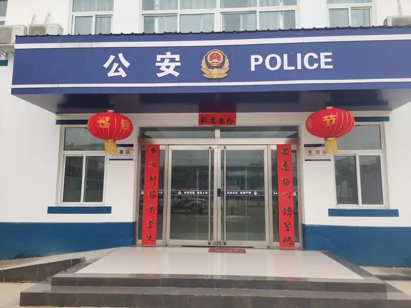 4月20日深夜，湖北十堰竹溪县公安局龙坝派出所所长毛新宇，值班时突感不适倒地，经