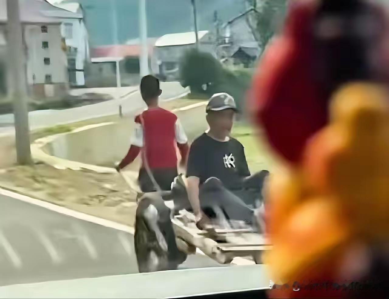 泪目！近日，安徽池州，一乡间小路上，一个小男孩拉着板车带爷爷去看病，爷爷是腿疼，