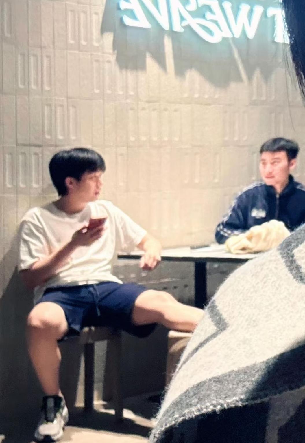 WTT新加坡大满贯，和牛冠凯一起晚上外出觅食的王楚钦，在餐厅点完餐后，和牛冠凯边