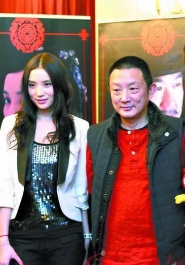 2007年，50岁的导演张黎爱上了演员小宋佳，当时张黎已经结了五次婚，为了迎娶小